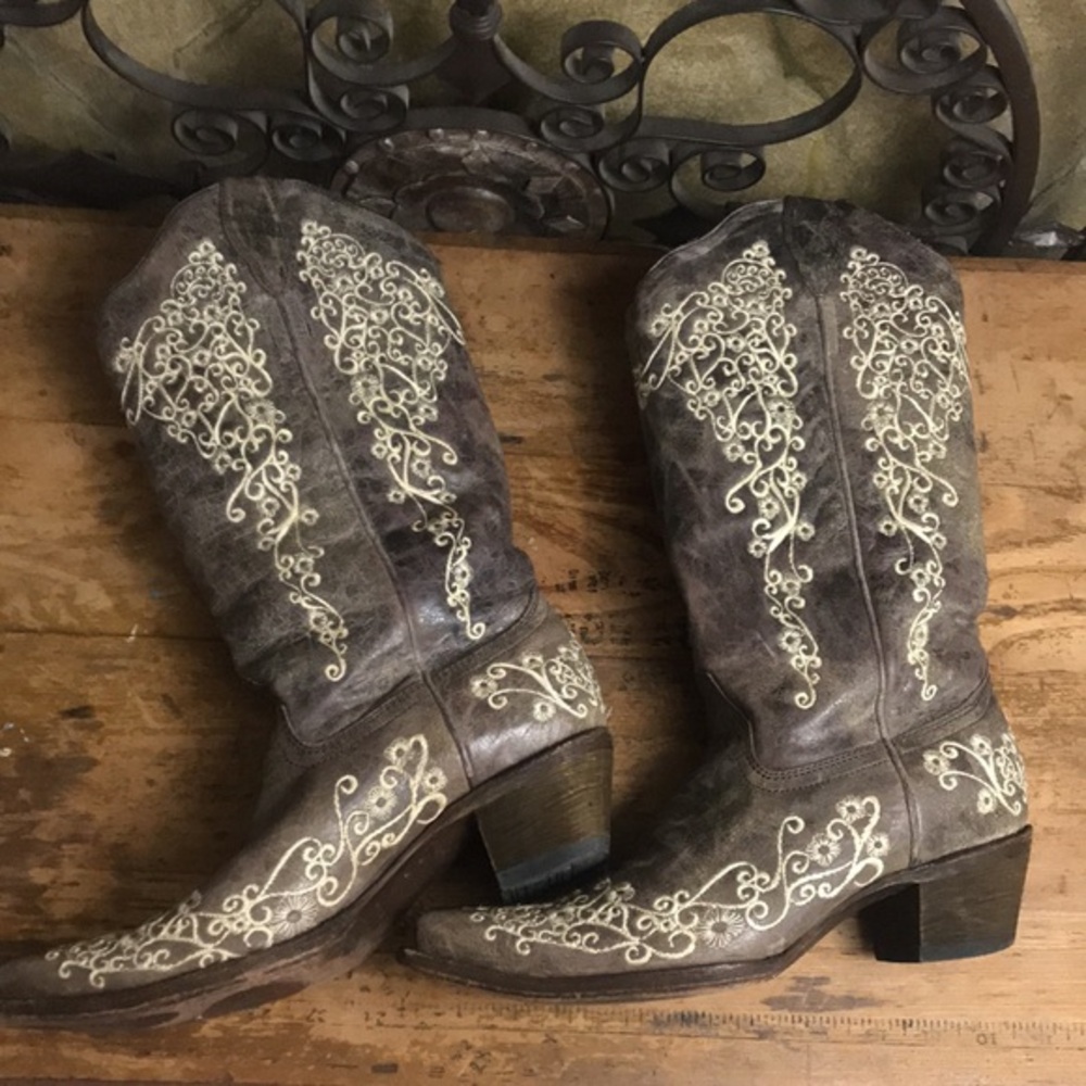 Corral Vintage Boots”Crater”with Bone Embroidery. Snip toe. 9.5.  Style A 1094